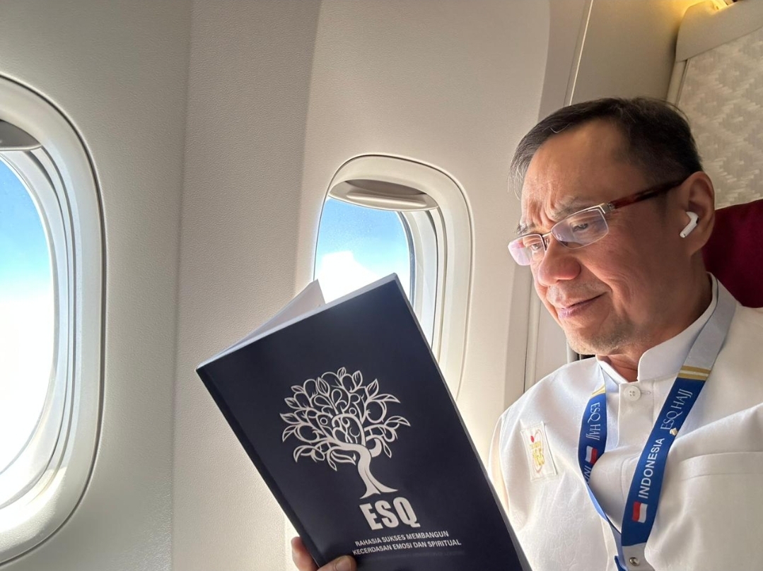 9 Jam Memeriksa Buku ESQ (360 Halaman) di Pesawat Menuju Jeddah untuk Laksanakan Ibadah Haji