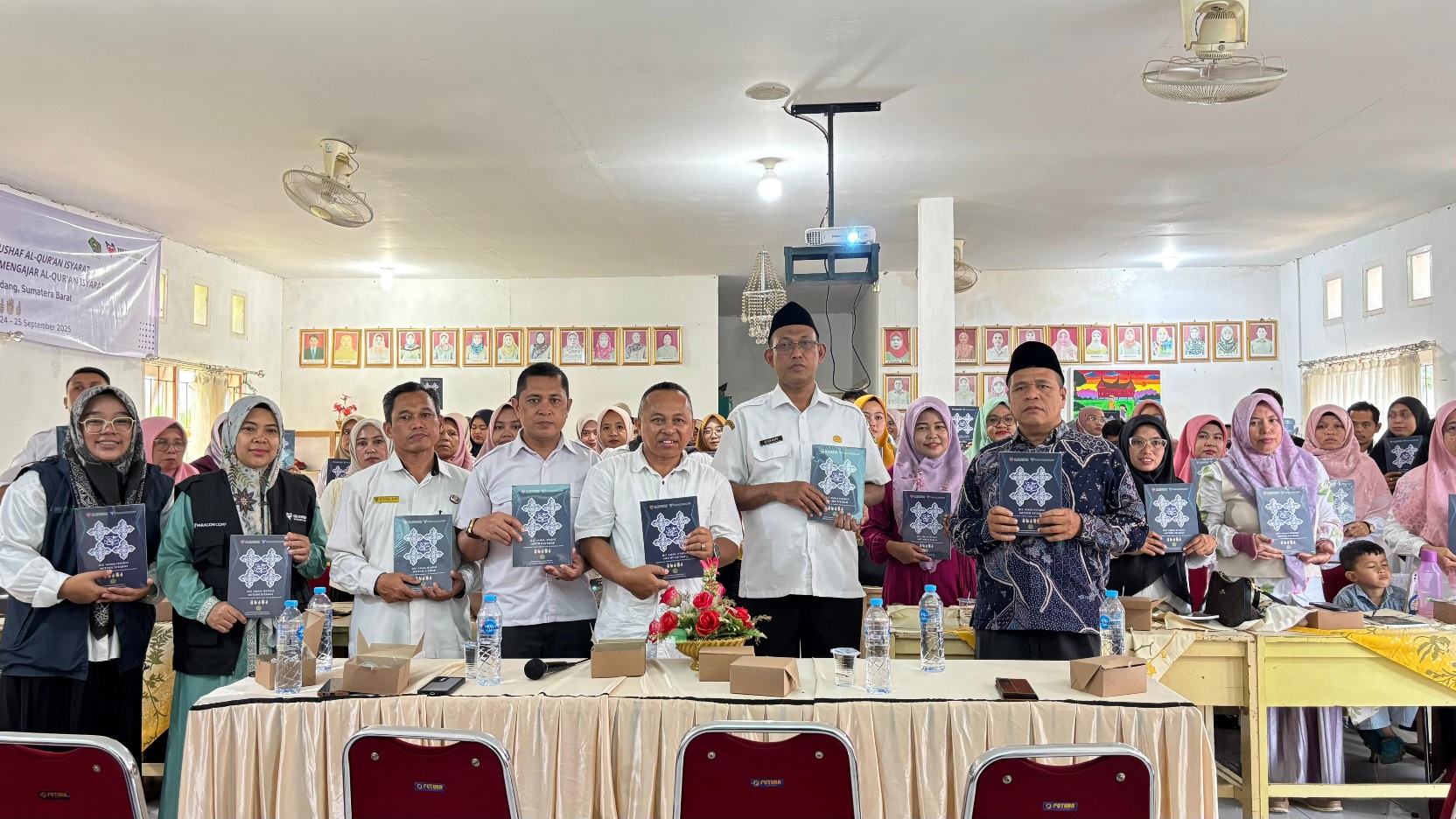 Paragon Corp Rangkul ESQ Kemanusiaan Salurkan 1.000 Mushaf Al-Quran Isyarat untuk 68 SLB se-Sumbar & DPC Gerkatin Padang